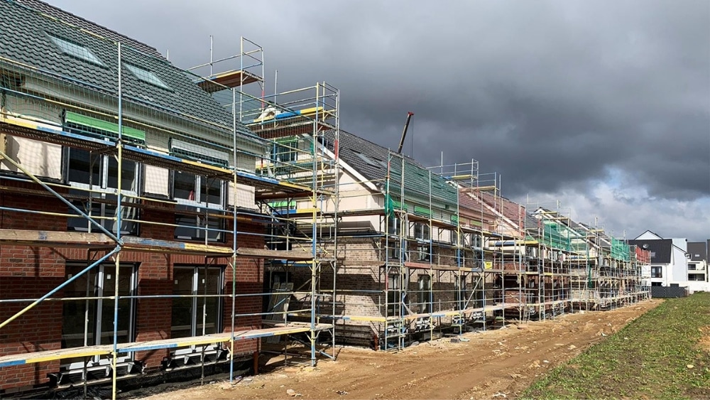 Gerüst und Baumaterialien für den Hausbau, hochwertige Baustoffe für effiziente Bauprojekte.