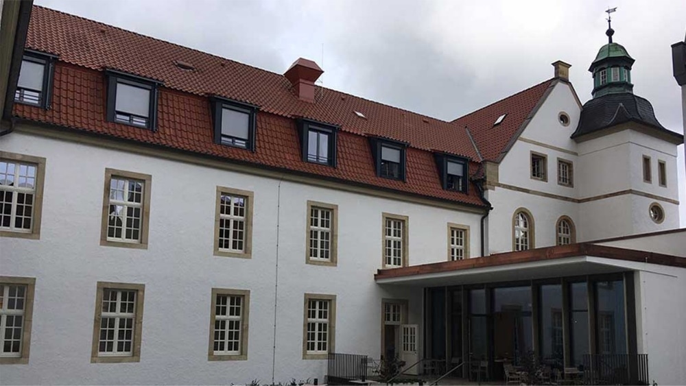 Historisches Gebäude mit moderner Eingangsanlage, Baustoffe für Systembau.
