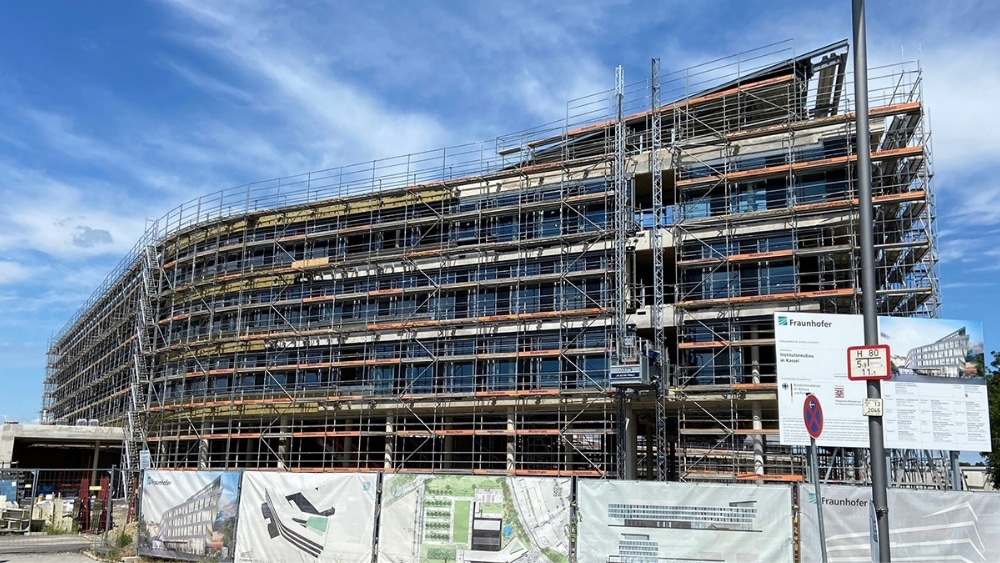 Gerüstbau bei Bauprojekt mit Wego Systembaustoffen, hochwertige Baustoffe für Bauunternehmen.