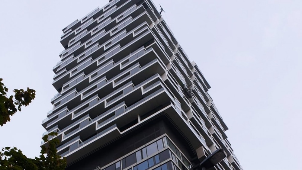 Hochhaus mit innovativen Baustoffen und moderner Architektur, ideal für nachhaltiges Bauen und effiz.