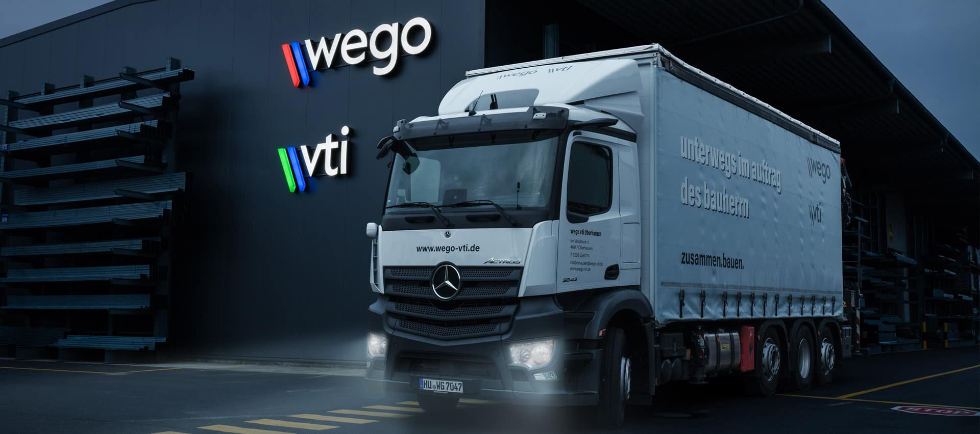 LKW für Baustofflieferung vor Wego Systembaustoffe Firmengebäude.