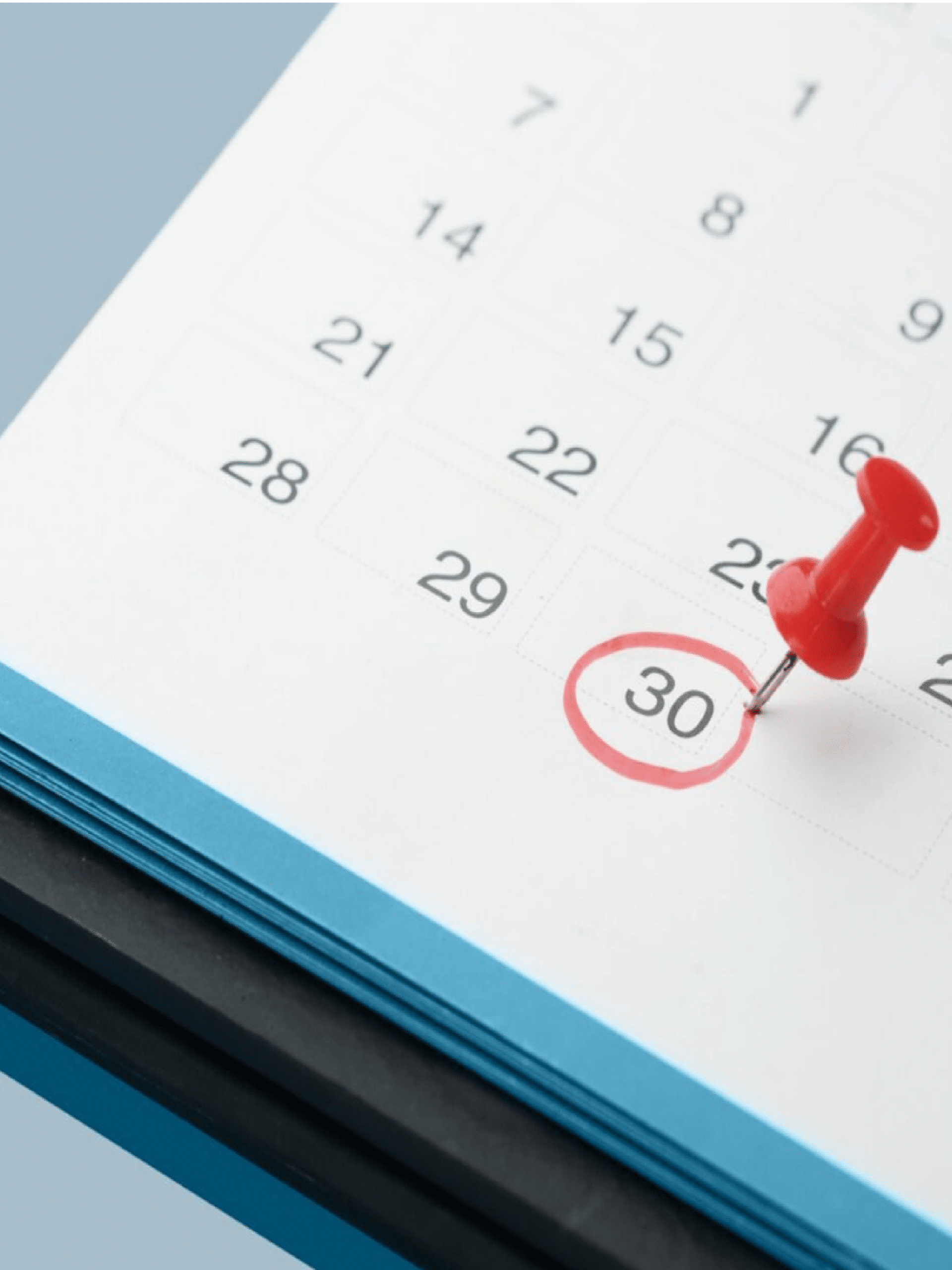 Kalender mit rotem Stift markiert den 30. Tag, symbolisiert Terminplanung für Bauprojekte.