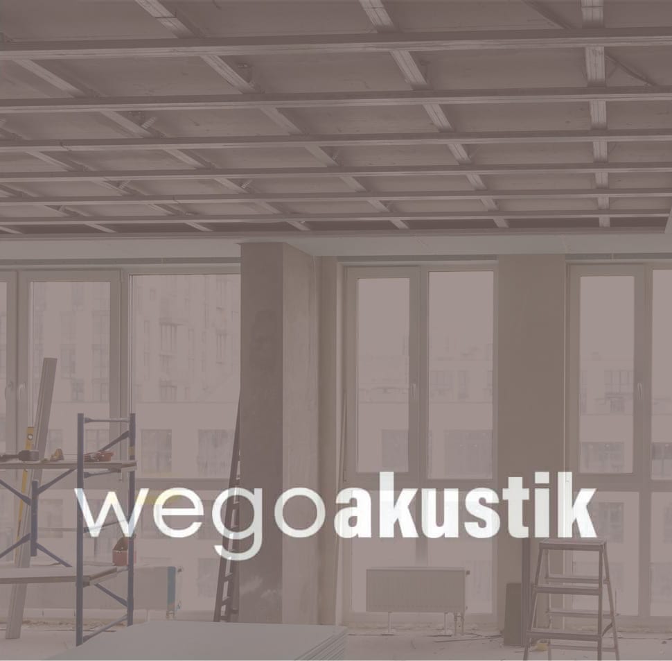 Innenraum mit Baustoffen, Bauarbeiten und Fenster, Wego Systembaustoffe.