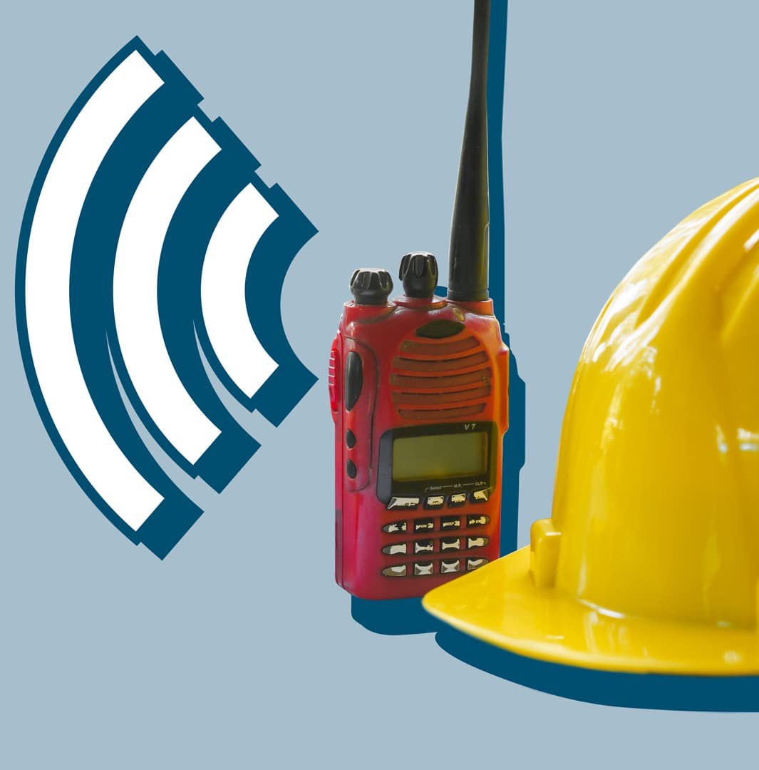 Funkgerät, Schutzhelm und Baustoffe für Bauprojekte, Sicherheitsausrüstung.