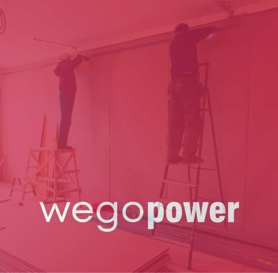 Zwei Arbeiter installieren Deckenpaneele mit Wego Power Baustoffen.
